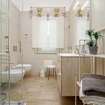 House With Private Garden Near Centre And Сasa de vacaciones *